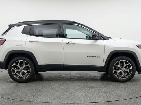 Used 2025 Jeep Compass Limited image 11