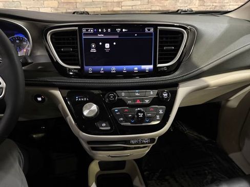 Used 2022 Chrysler Pacifica Touring-L AWD/4WD image 20