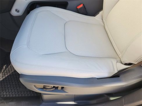 New 2026 Land Rover Defender 110 X-Dynamic SE image 17