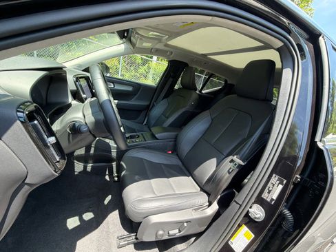 Used 2025 Volvo XC40 B5 Core AWD/4WD image 25