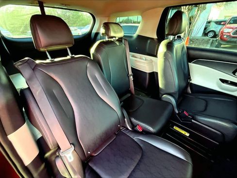 Used 2024 Kia Carnival LX image 18