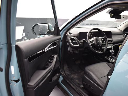 Certified 2025 Kia Seltos EX w/ EX Sunroof Package image 9