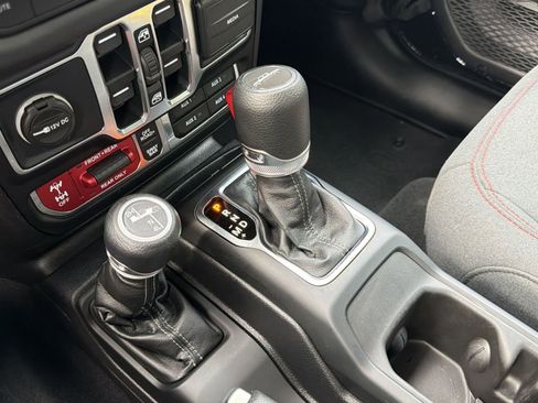 Used 2025 Jeep Gladiator Rubicon w/ Technology Group AWD/4WD image 30