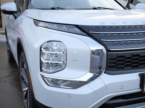 Used 2022 Mitsubishi Outlander SE image 16