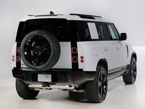 New 2026 Land Rover Defender 110 X-Dynamic SE image 2