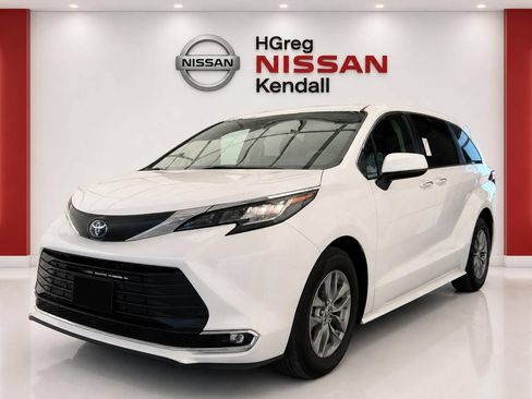 Used 2022 Toyota Sienna XLE FWD image 3