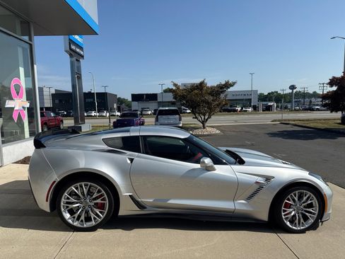 Used 2016 Chevrolet Corvette Z06 w/ 3LZ Preferred Equipment Group RWD image 4