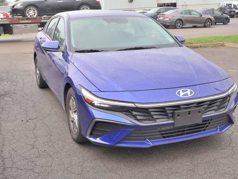 Used 2024 Hyundai Elantra SE FWD image 5