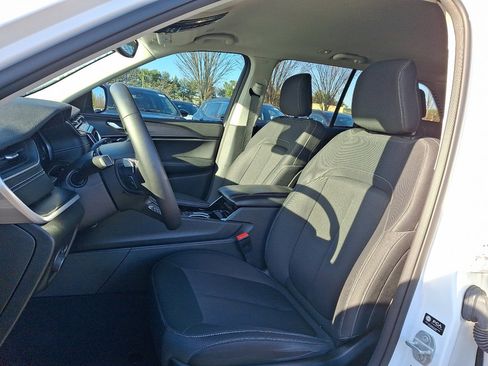 Certified 2023 Jeep Grand Cherokee Laredo image 24