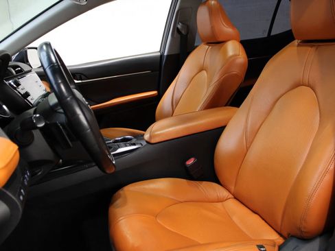 Used 2020 Toyota Camry XSE image 8