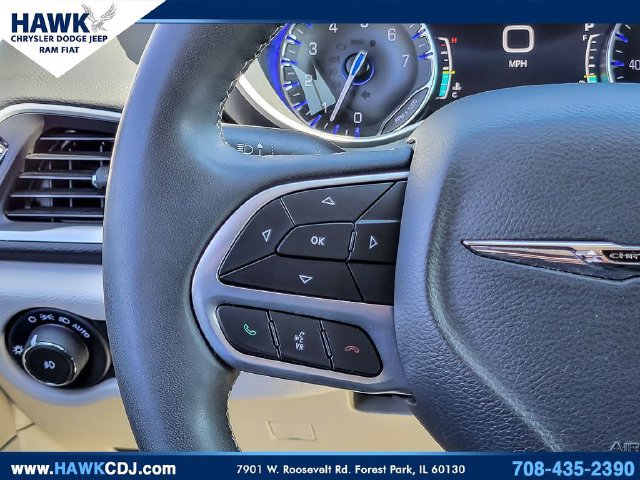 Used 2024 Chrysler Pacifica Touring-L FWD image 15