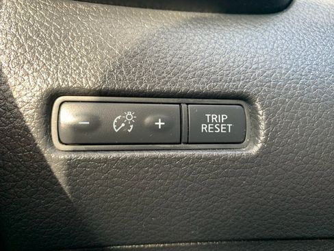 Used 2018 Nissan Rogue S image 18