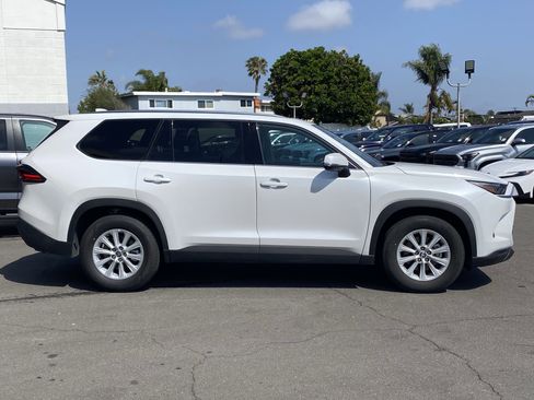 Used 2025 Toyota Grand Highlander AWD image 2