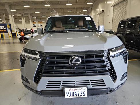 Used 2025 Lexus GX 550 image 8