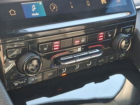 Used 2023 Jeep Grand Cherokee Limited w/ Black Appearance Package image 17