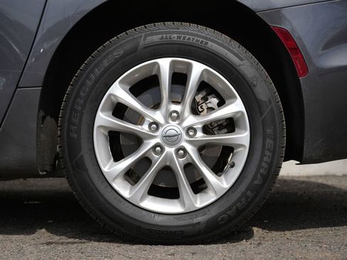 Used 2021 Chrysler Pacifica Touring image 14