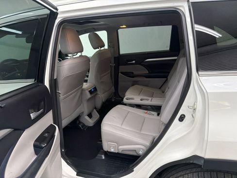 Used 2014 Toyota Highlander XLE image 22