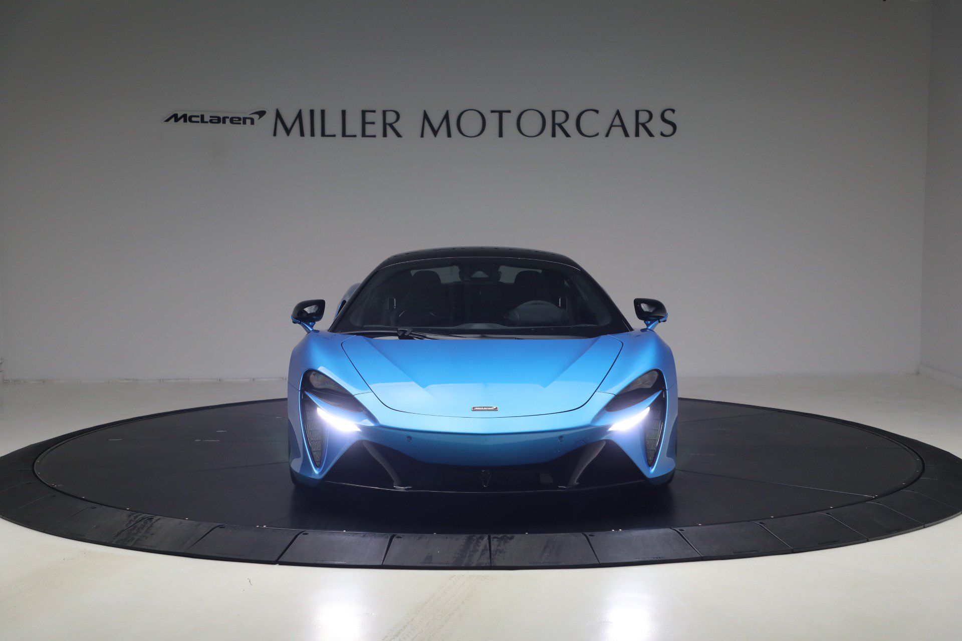 Used 2024 McLaren Artura RWD image 12
