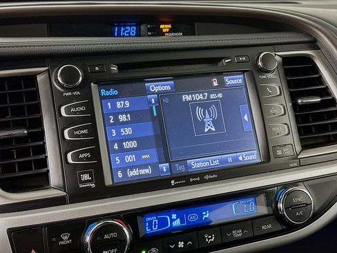 Used 2018 Toyota Highlander Limited w/ Carpet Mat Package (TMS) image 21