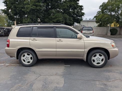 Used 2007 Toyota Highlander 4WD V6 w/ 3rd Row image 2