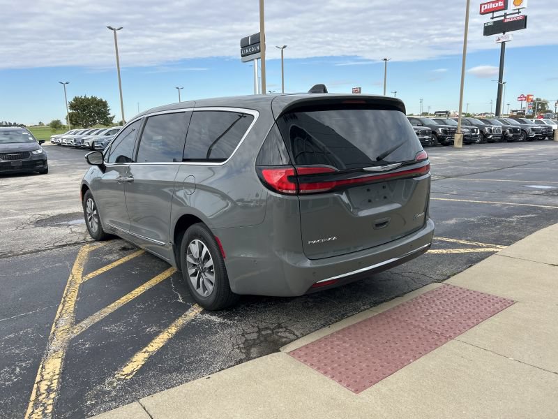Used 2023 Chrysler Pacifica Limited FWD image 3