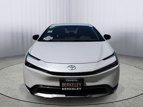 Used 2024 Toyota Prius XLE FWD image 4