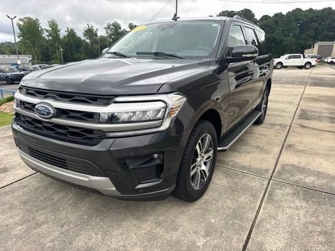Used 2023 Ford Expedition XLT RWD image 3