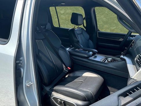 Used 2024 Jeep Wagoneer Series III image 7