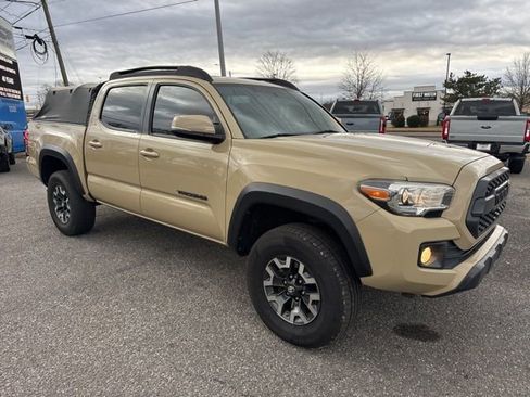 Used 2017 Toyota Tacoma TRD Off-Road image 4