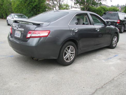 Used 2011 Toyota Camry LE FWD image 6