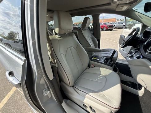 Used 2020 Chrysler Pacifica Limited image 22