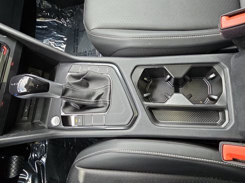 Used 2023 Volkswagen Tiguan SE w/ Panoramic Sunroof Package FWD image 23