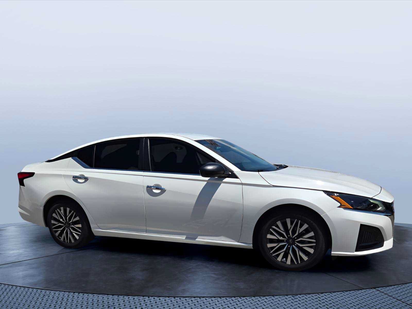Used 2024 Nissan Altima 2.5 SV FWD image 1