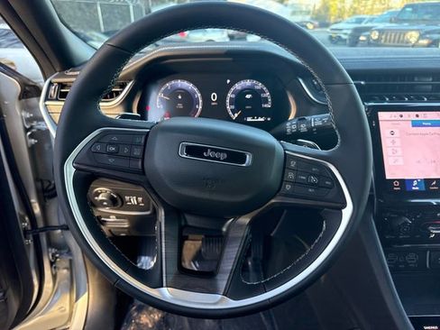 New 2025 Jeep Grand Cherokee Limited w/ Luxury Tech Group II image 18