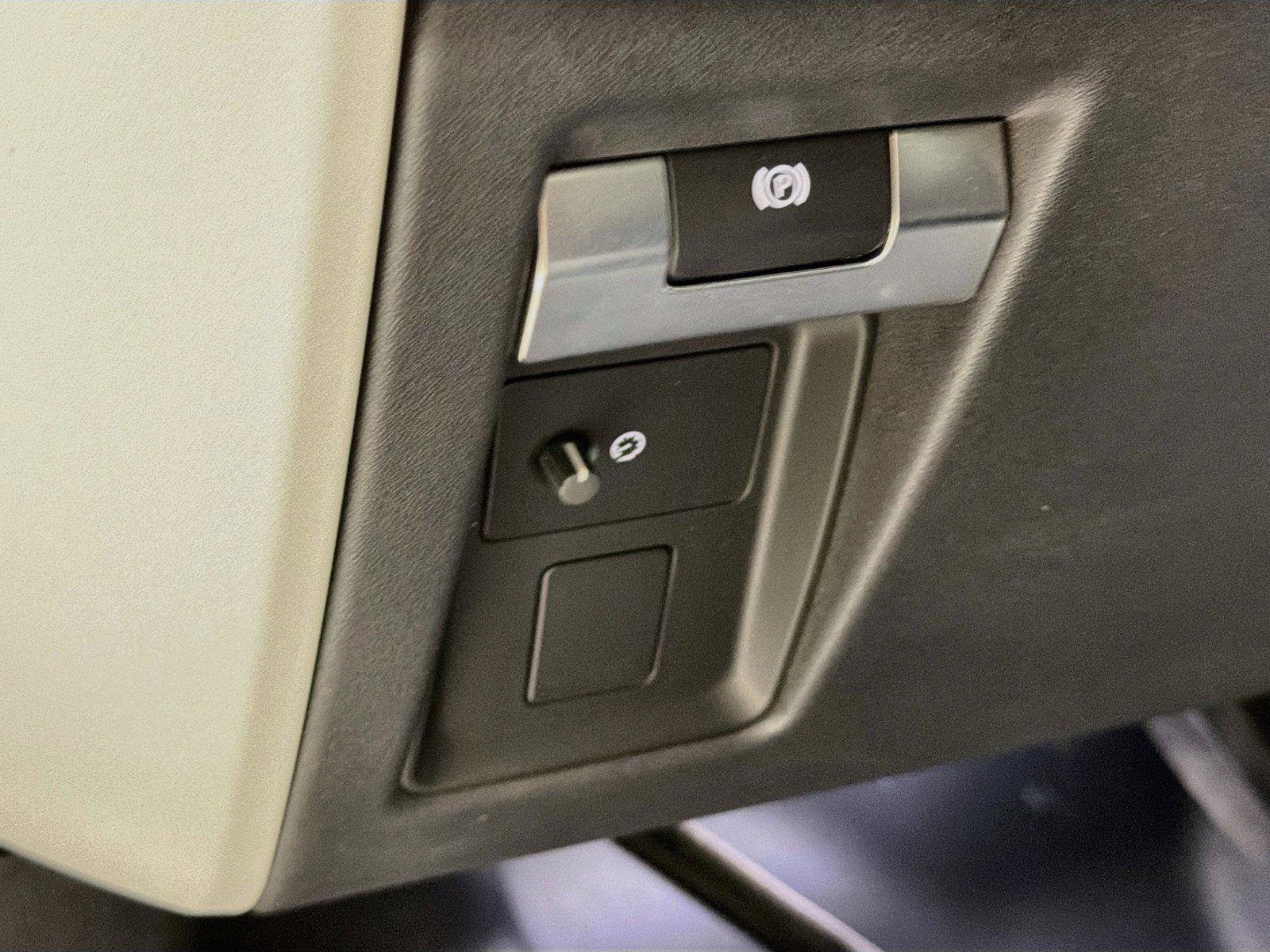 Certified 2025 Land Rover Defender 110 X-Dynamic SE AWD/4WD image 10