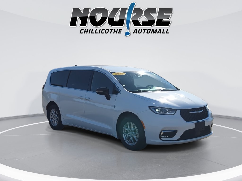 Used 2025 Chrysler Pacifica Select FWD image 2