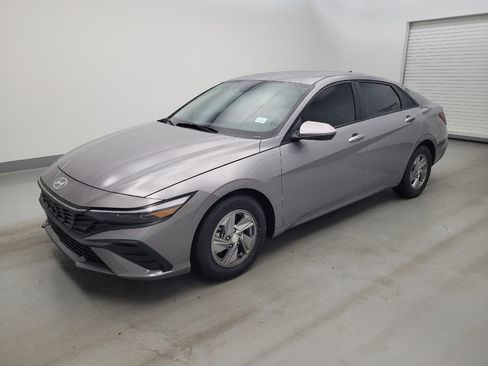 Used 2025 Hyundai Elantra SE FWD image 2