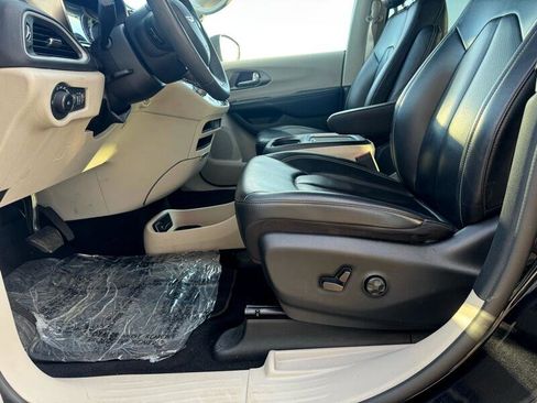 Used 2023 Chrysler Pacifica Touring-L image 11