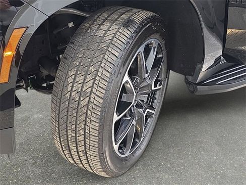 Used 2025 Chevrolet Suburban RST w/ Comfort Package image 32