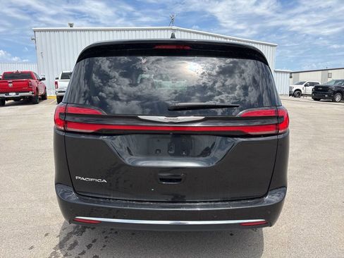 Used 2023 Chrysler Pacifica Touring-L FWD image 4