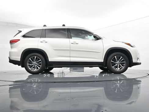 Used 2019 Toyota Highlander XLE AWD/4WD image 38