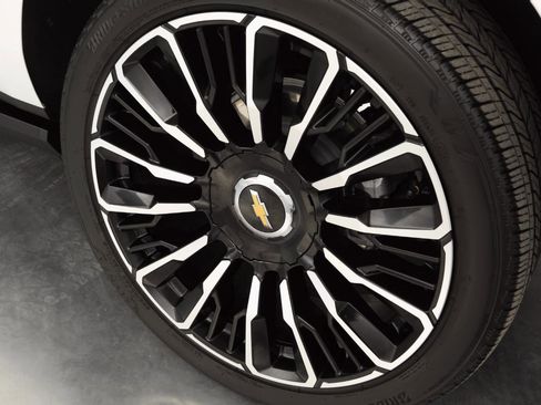 Used 2025 Chevrolet Suburban High Country image 10