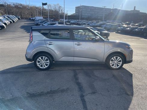 Used 2023 Kia Soul LX image 7