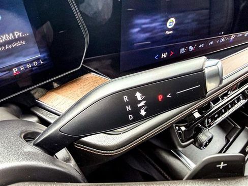 Used 2025 Chevrolet Suburban High Country image 57