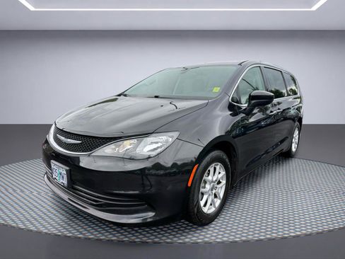 Used 2018 Chrysler Pacifica Touring FWD image 2