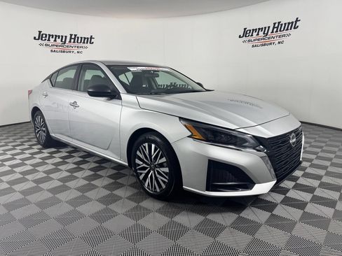 Used 2025 Nissan Altima 2.5 SV FWD image 5