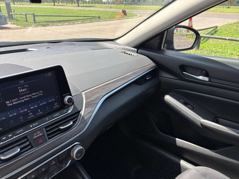 Used 2025 Nissan Altima 2.5 SV FWD image 30