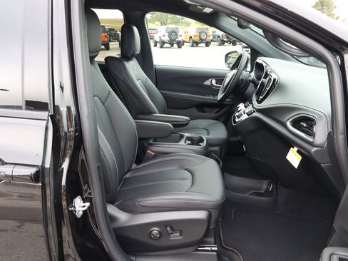New 2026 Chrysler Pacifica Select image 28