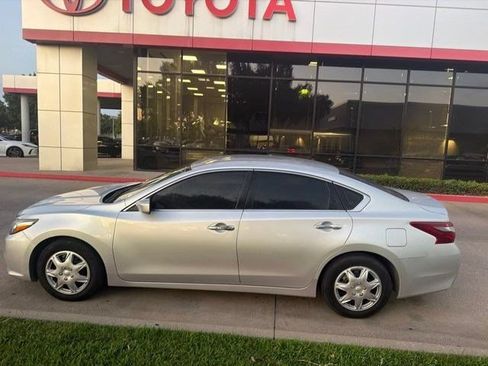 Used 2018 Nissan Altima 2.5 S w/ S Convenience Package FWD image 2
