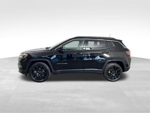 Used 2024 Jeep Compass Latitude w/ Sun and Sound Group AWD/4WD image 3